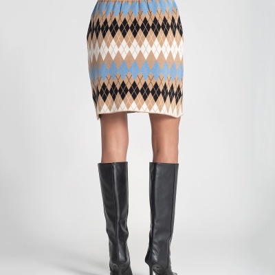 Saia curta de malha padrão argyle bege azul branco preto com botas pretas