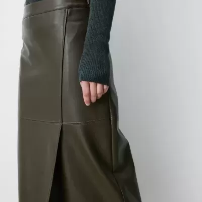 Saia midi em pele verde-oliva com camisola de malha cinza escuro