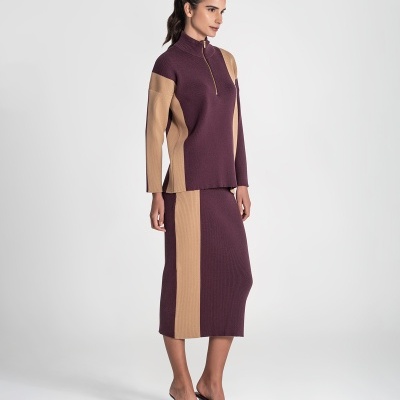Conjunto de malha roxo e bege com camisola e saia midi