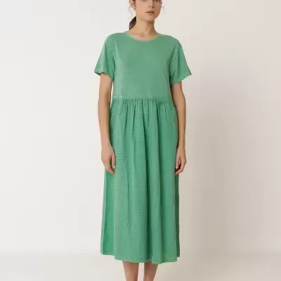 Vestido verde de manga curta e comprimento midi