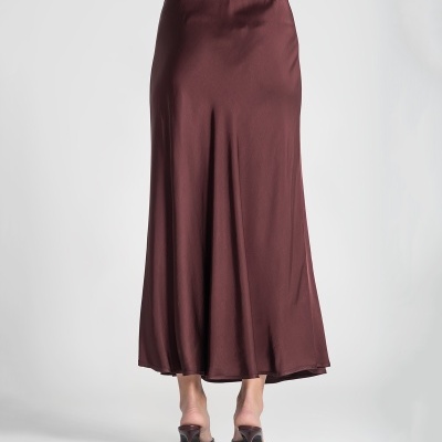 Saia midi castanha acetinada vista de trás