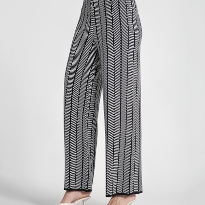 Calças largas com padrão geométrico preto e branco e sapatos creme de salto médio