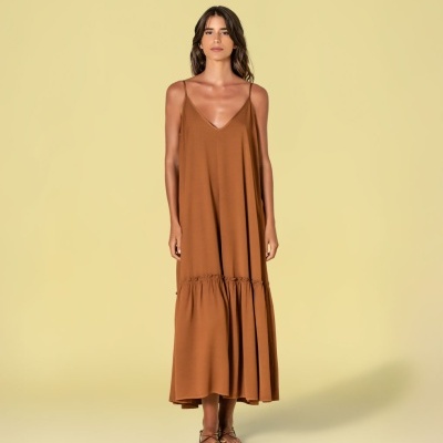 Vestido comprido castanho com alças finas em fundo amarelo claro