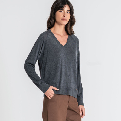 Camisa de manga comprida cinzenta com calças castanhas