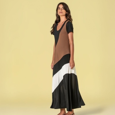 Vestido longo feminino com padrão geométrico castanho, preto e branco