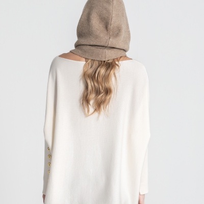 Mulher vestindo camisola branca com botões e capuz castanho, vista de costas