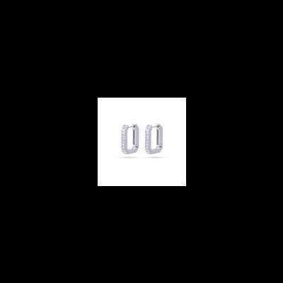 Brincos retangulares prateados com textura facetada sobre fundo branco