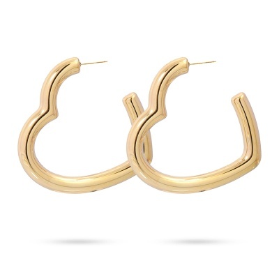 Brincos dourados em formato de coração