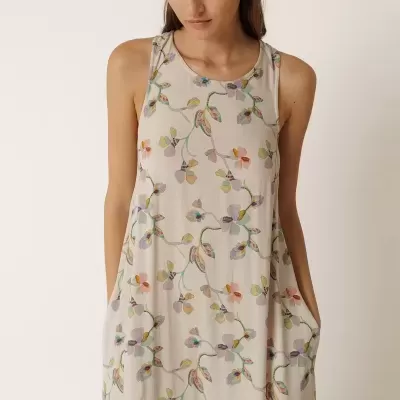 Vestido creme com padrão floral colorido e bolsos laterais