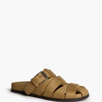 Sandália camel com tiras cruzadas e fivela metálica