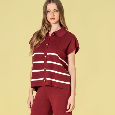 Conjunto de malha bordô com riscas brancas e botões dourados em fundo amarelo claro