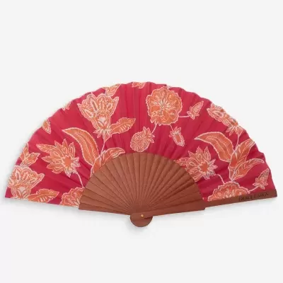 Leque vermelho com flores laranja e base de madeira