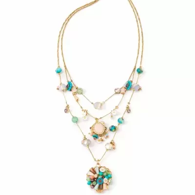 Colar dourado com contas coloridas e flores em fundo branco