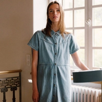 Vestido curto de ganga azul claro com botões frontais e gola clássica