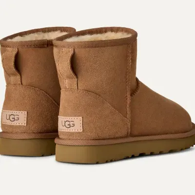 Botas castanhas UGG em camurça com interior de pelo branco e sola castanha