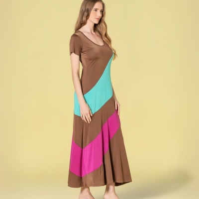 Vestido comprido com blocos de cor castanho, azul turquesa e rosa em fundo amarelo
