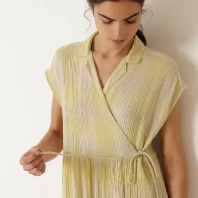 Vestido feminino às riscas amarelo e bege com cordão lateral para ajustar