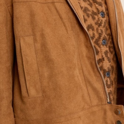 Casaco castanho efeito camurça com camisolapadrão leopardo e ganga azul