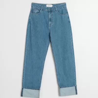 Calças de ganga azul claro com bainha reversível e etiqueta INDIC & COLD.