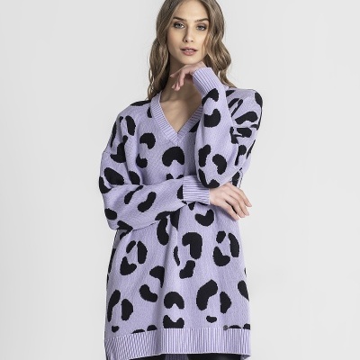 Camisola comprida lilás com padrão animal print preto e decote em V