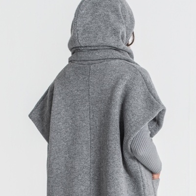 Poncho cinzento com capuz e mangas caneladas visto de costas