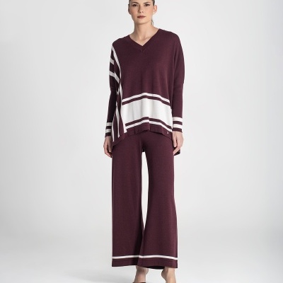 Conjunto feminino bordeaux com riscas brancas em estúdio de fundo branco