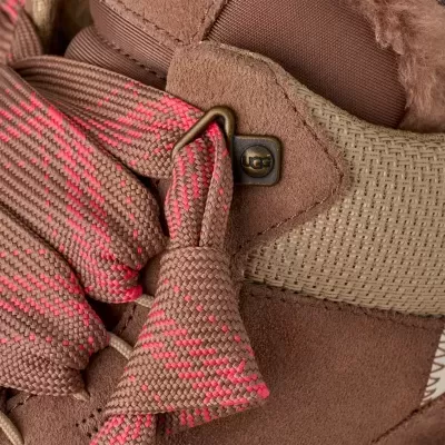 Ténis UGG castanho com cadarços castanhos e cor de rosa, detalhe em metal UGG e interior de lã.