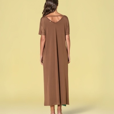 Vestido comprido castanho com decote em V na parte de trás.