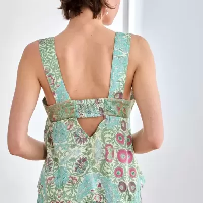 Conjunto feminino floral com top de alças largas e calças, vista traseira