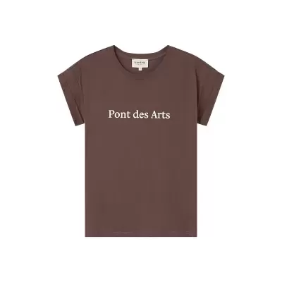 T-shirt castanha com texto branco e etiqueta com marca, isolada em fundo branco