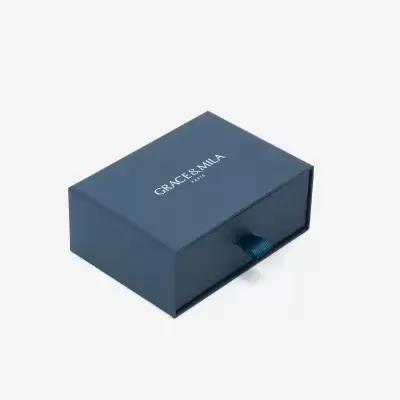 Caixa azul escuro com texto GRACE & MILA PARIS