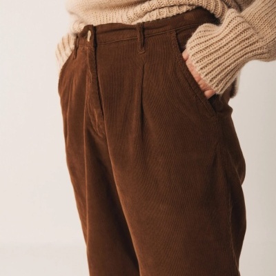 Calças de veludo cotelê castanhas e camisola de malha bege