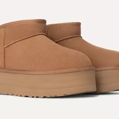 Botas cor camel com sola espessa bege em fundo branco