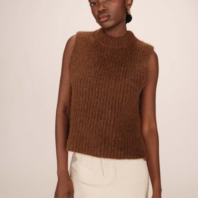 Camisola de malha castanha sem mangas com gola subida