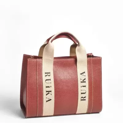 Mala castanha com alças beges e texto RUIKA