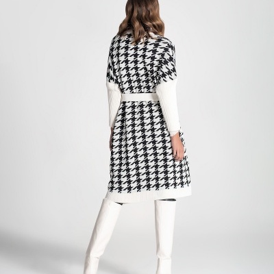 Casaco comprido pied-de-poule preto e branco com botas altas brancas