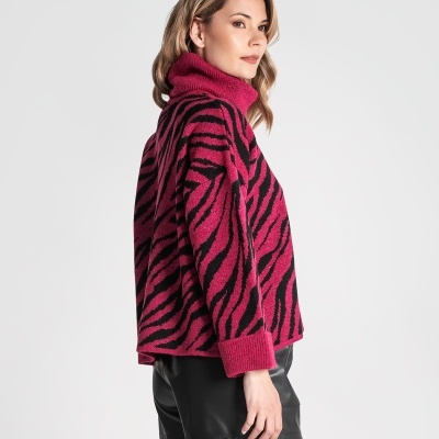 Suéter de gola alta rosa com padrão zebra preto e calções pretos