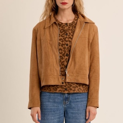 Mulher veste casaco camurça castanho e t-shirt de padrão animal print com calças de ganga azuis