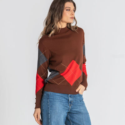 Camisola castanha de malha com padrão argyle e jeans azuis