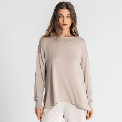 Camisola bege claro de malha feminina com mangas compridas