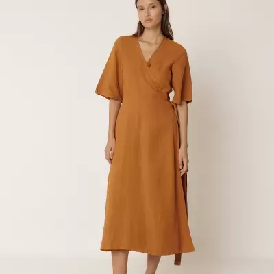Vestido wrap midi laranja queimado de linho com sapatos mule cinzentos