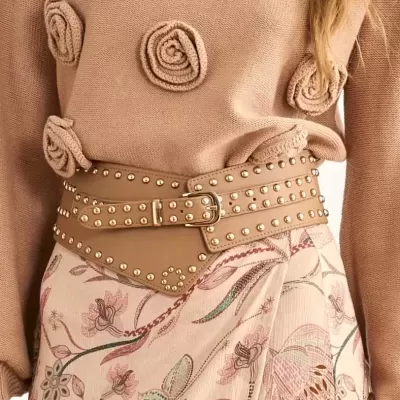Camisola castanha com rosas em relevo, cinto largo castanho com rebites, saia estampada floral