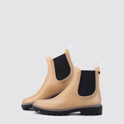 Botins Chelsea bege com elásticos pretos e sola preta