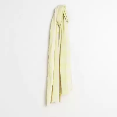 Lenço leve verde claro e branco com franjas pendurado