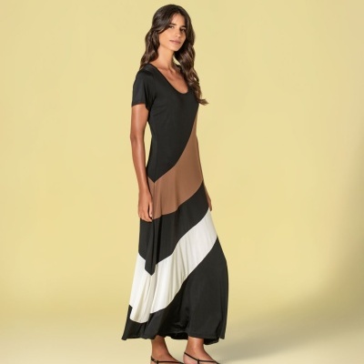 Vestido comprido em blocos preto, castanho e branco com sandálias pretas