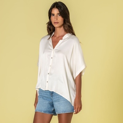 Blusa branca fluída com botões e calções de ganga azul claro