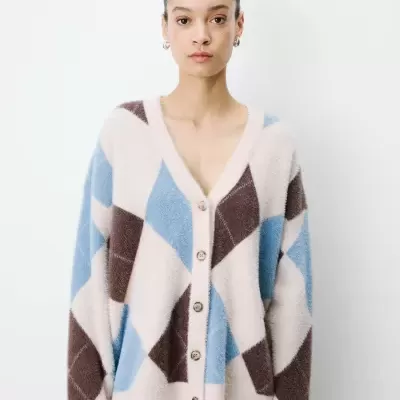 Cardigan felpudo com padrão de losangos em azul, castanho e creme