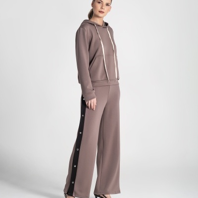 Conjunto hoodie e calças largas castanho com faixa preta lateral e botões de pressão