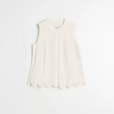 Top feminino branco sem mangas com botões e detalhes vazados na barra