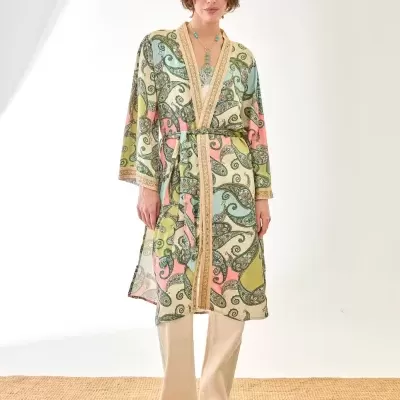 Robe leve com padrão paisley em tons pastel usado por mulher com calças claras e sandálias plataforma